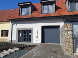 Panel se středovou drážkou, povrch woodgrain, barva antracit